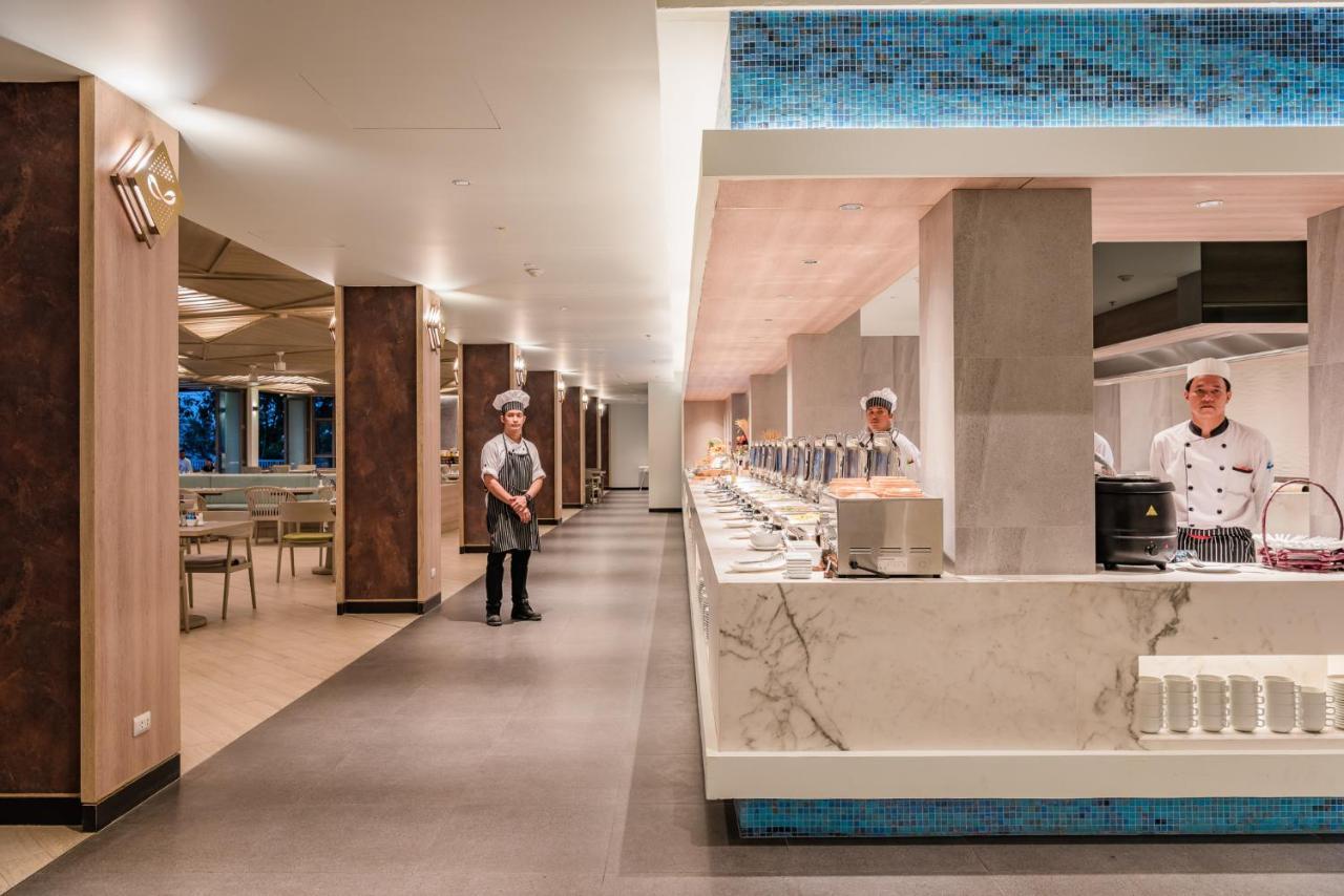Oceanfront Beach Resort - Sha Extra Plus Patong المظهر الخارجي الصورة The buffet at the hotel