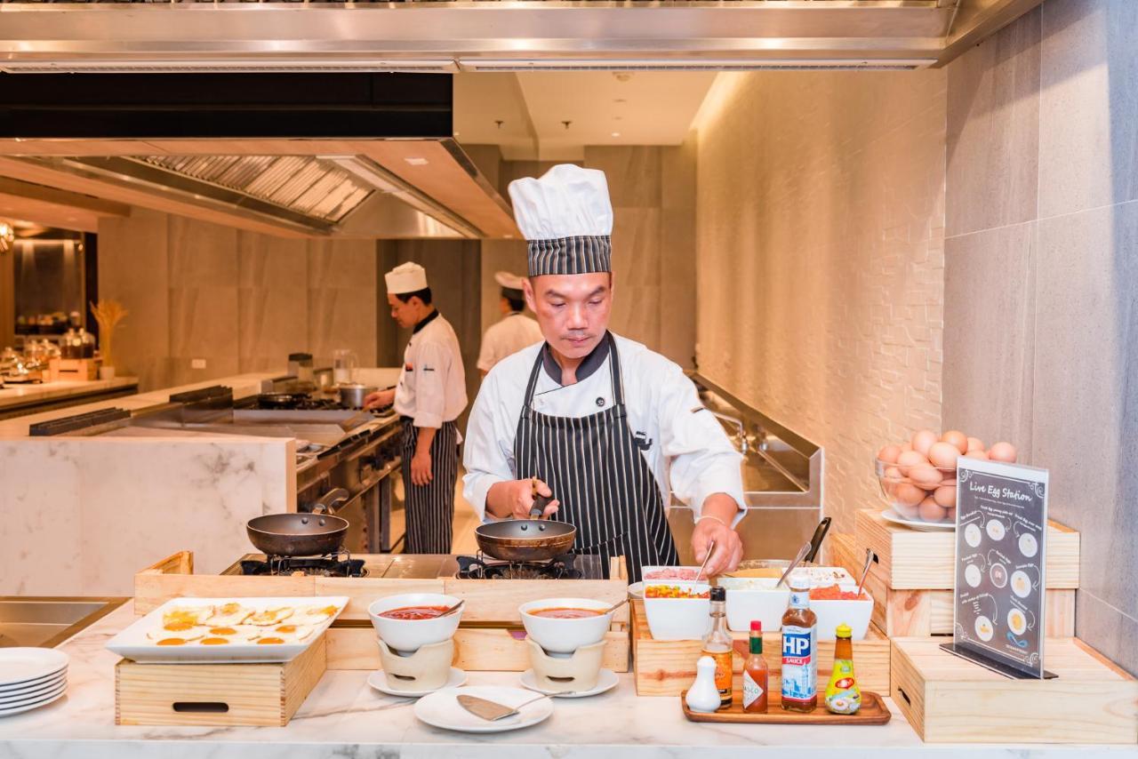 Oceanfront Beach Resort - Sha Extra Plus Patong المظهر الخارجي الصورة A chef at work