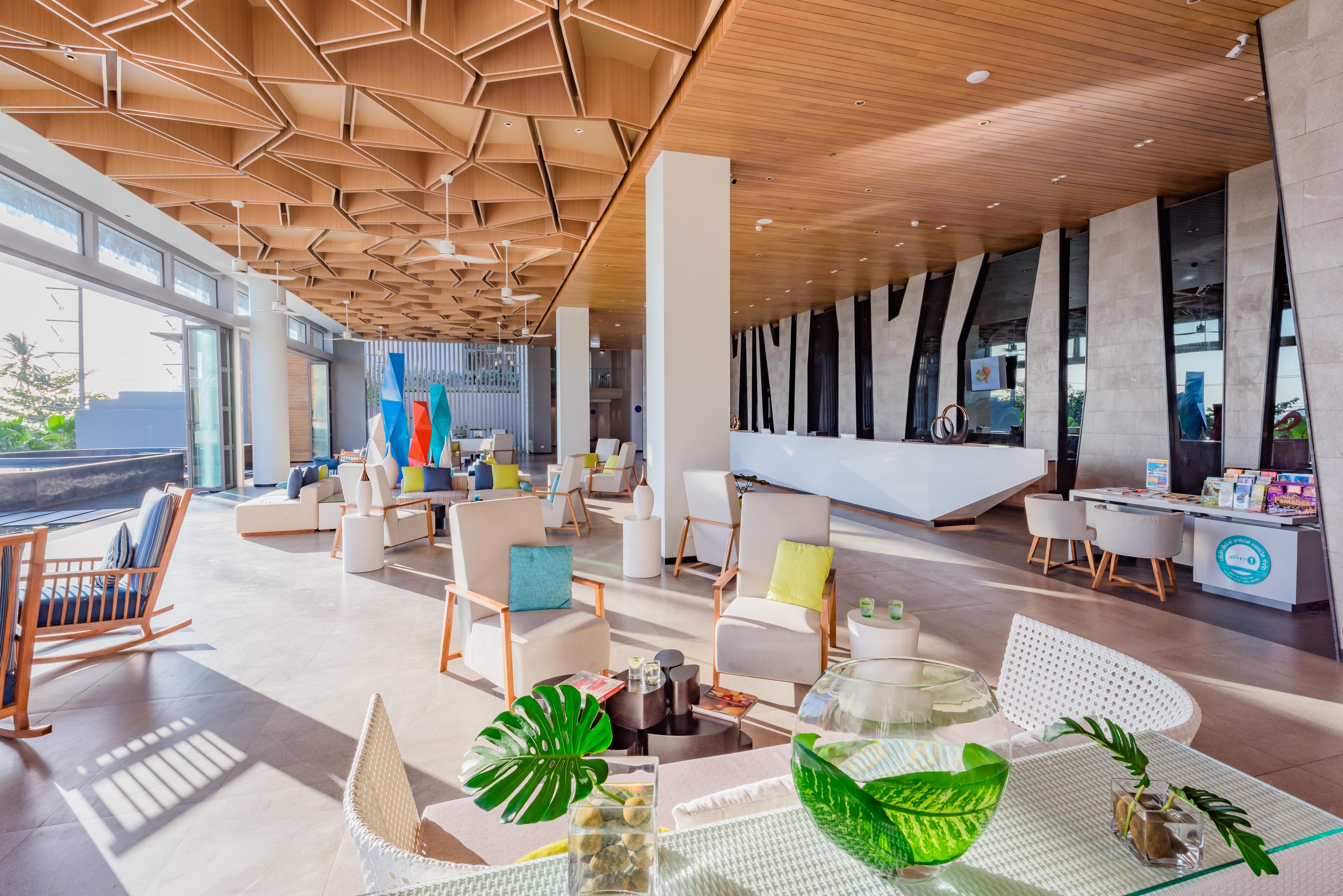 Oceanfront Beach Resort - Sha Extra Plus Patong المظهر الخارجي الصورة The interior of the airport