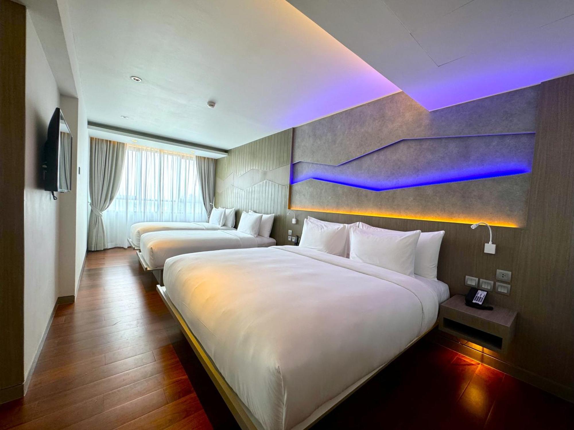 Oceanfront Beach Resort - Sha Extra Plus Patong الغرفة الصورة Deluxe Family Room