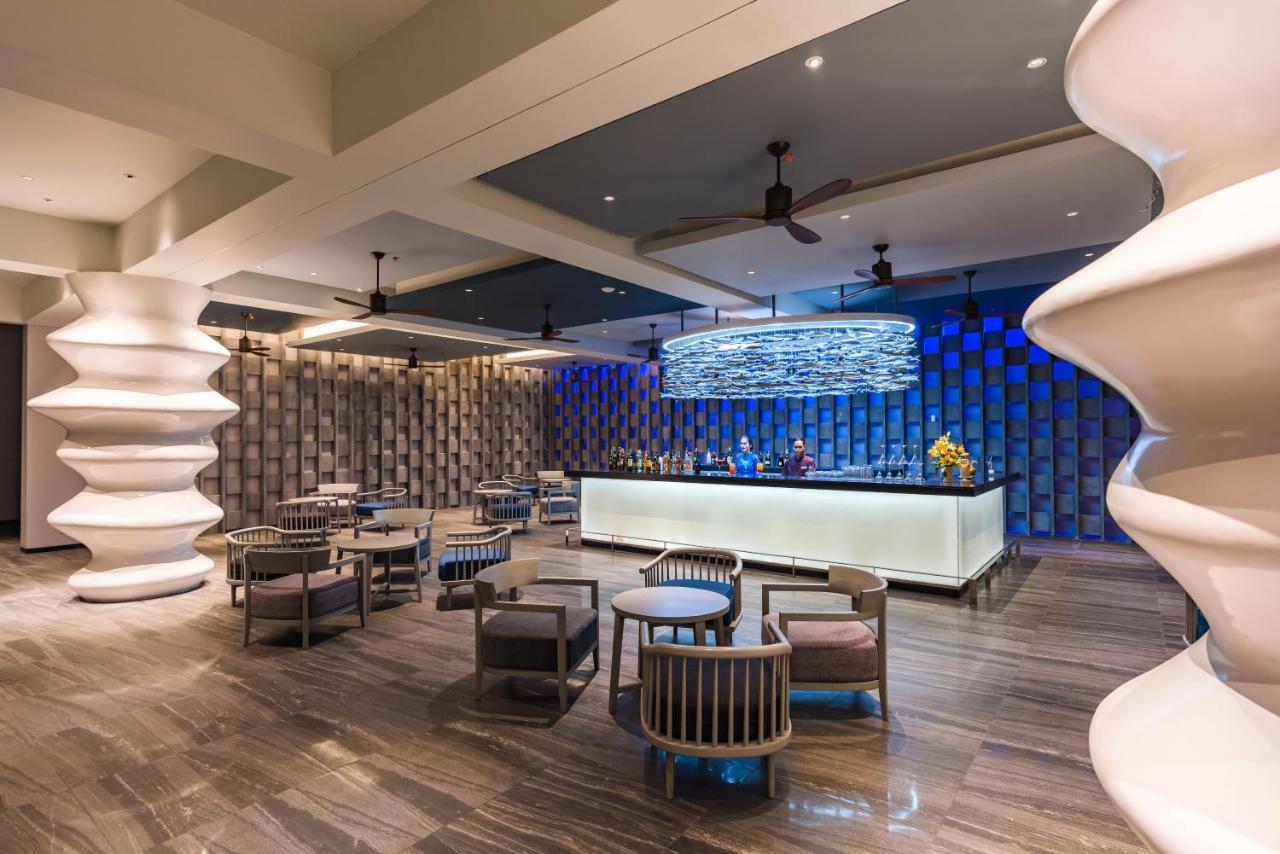 Oceanfront Beach Resort - Sha Extra Plus Patong المظهر الخارجي الصورة The bar at the lobby