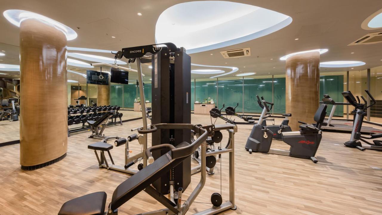 Oceanfront Beach Resort - Sha Extra Plus Patong المظهر الخارجي الصورة The gym at the hotel