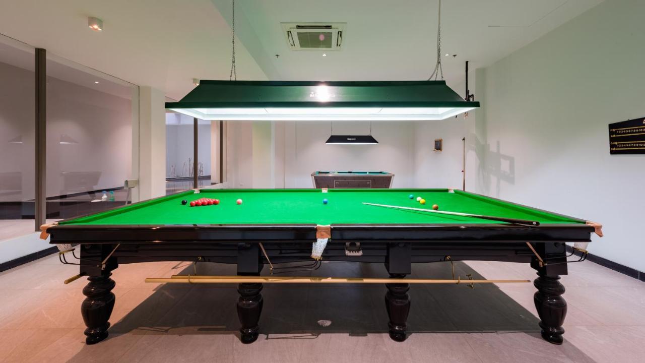 Oceanfront Beach Resort - Sha Extra Plus Patong المظهر الخارجي الصورة A snooker table