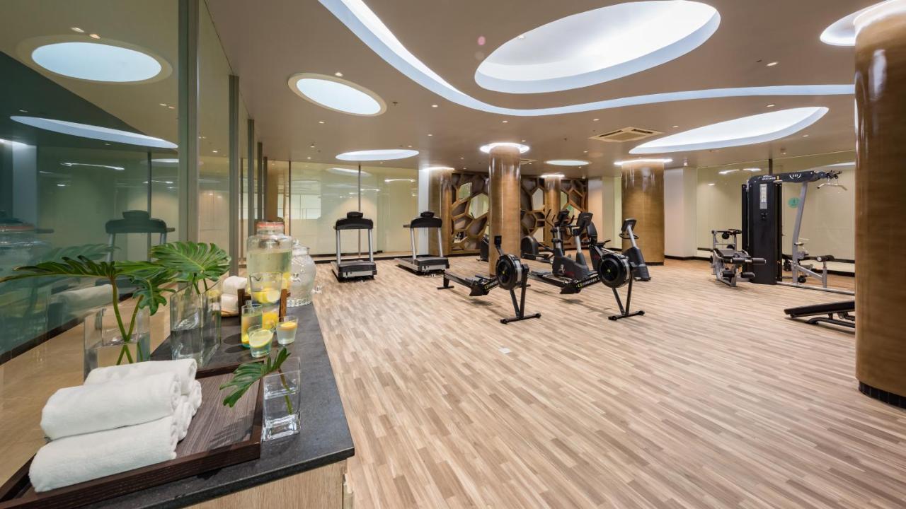 Oceanfront Beach Resort - Sha Extra Plus Patong المظهر الخارجي الصورة The gym at the hotel