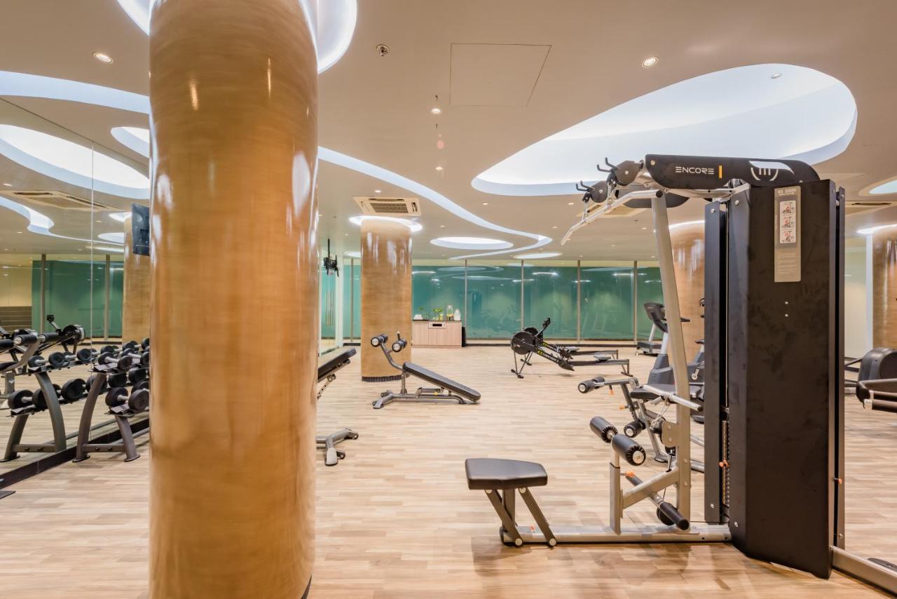 Oceanfront Beach Resort - Sha Extra Plus Patong المظهر الخارجي الصورة The gym at the hotel