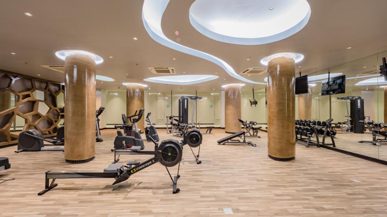 Oceanfront Beach Resort - Sha Extra Plus Patong المظهر الخارجي الصورة The gym at the hotel